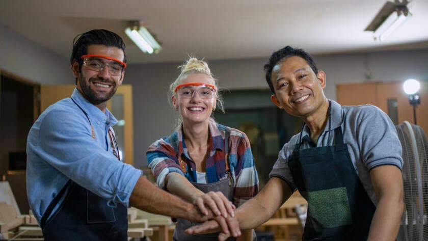 Artigiani al lavoro in laboratorio