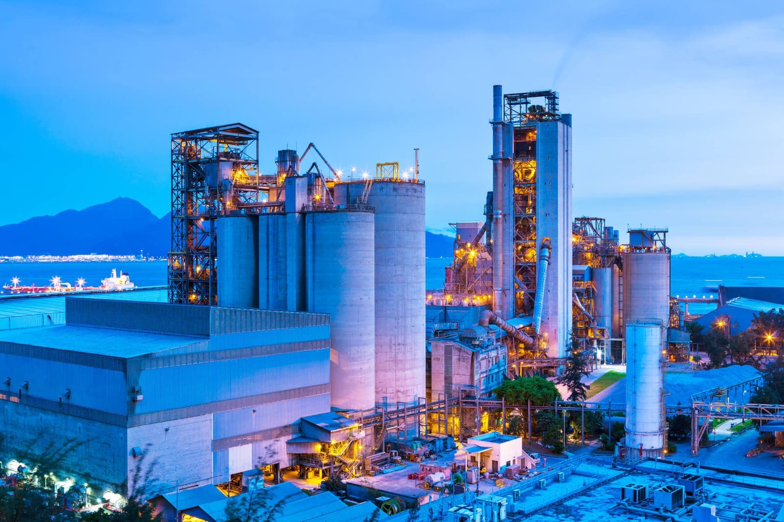 Impianto industriale al tramonto